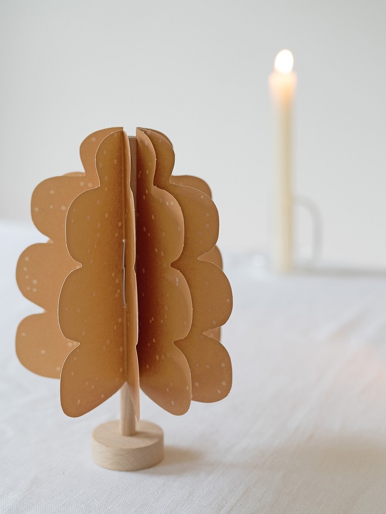 oak-tree-light-brown-4 Dekoobjekt, Baumform, braunes Papier, Holzfuß, stehende Struktur, natürliche Optik.