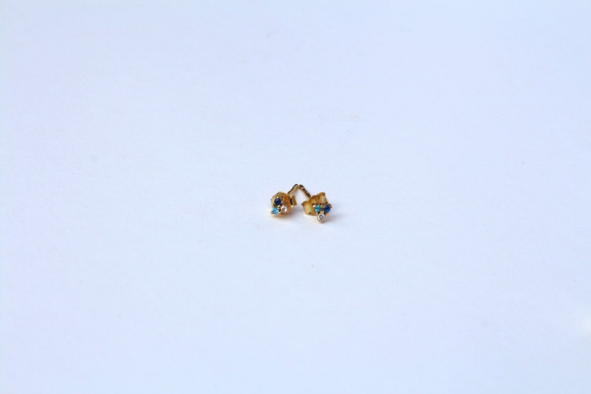 7a75ef_9170b832b3594a518cf5595b8d3b156a_mv2 Goldene Ohrstecker, blauer Edelstein, runde Form