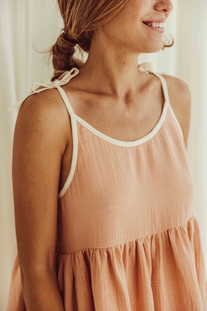 liss23_076_W_louisa-dress_peach_closeup2 Top, ärmellos, rosa, Träger mit Schleife, weiße Kanten, lockerer Schnitt.