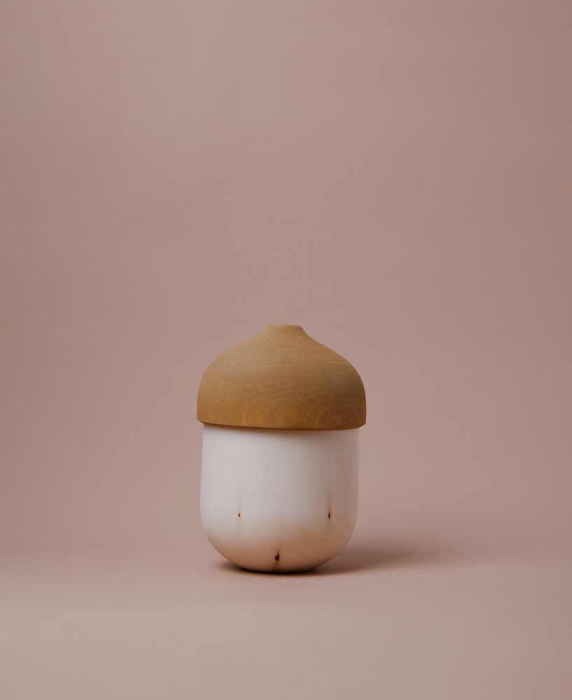 Raduga-Catalog0049 Dose aus Holz, eichelförmig, Deckel hellbraun, Unterteil naturweiß, minimalistisches Design.