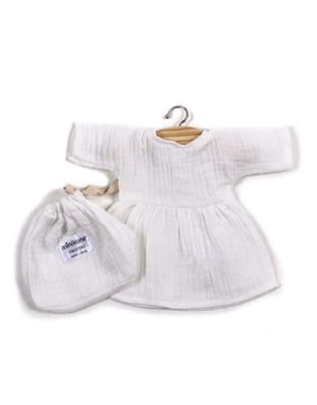Faustine-blanc Babykleid, weiß, langärmlig, Holzkleiderbügel, passende Stofftasche beige mit Logo-Aufdruck.