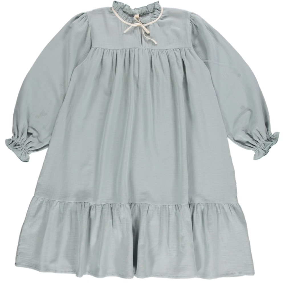 liaw22_075_W_Agatha-Dress-Woman_aqua-grey Kinderkleid, hellblau, langärmelig, Rüschenkragen, elastische Ärmelabschlüsse, Stufenrock, Bindeband am Kragen.