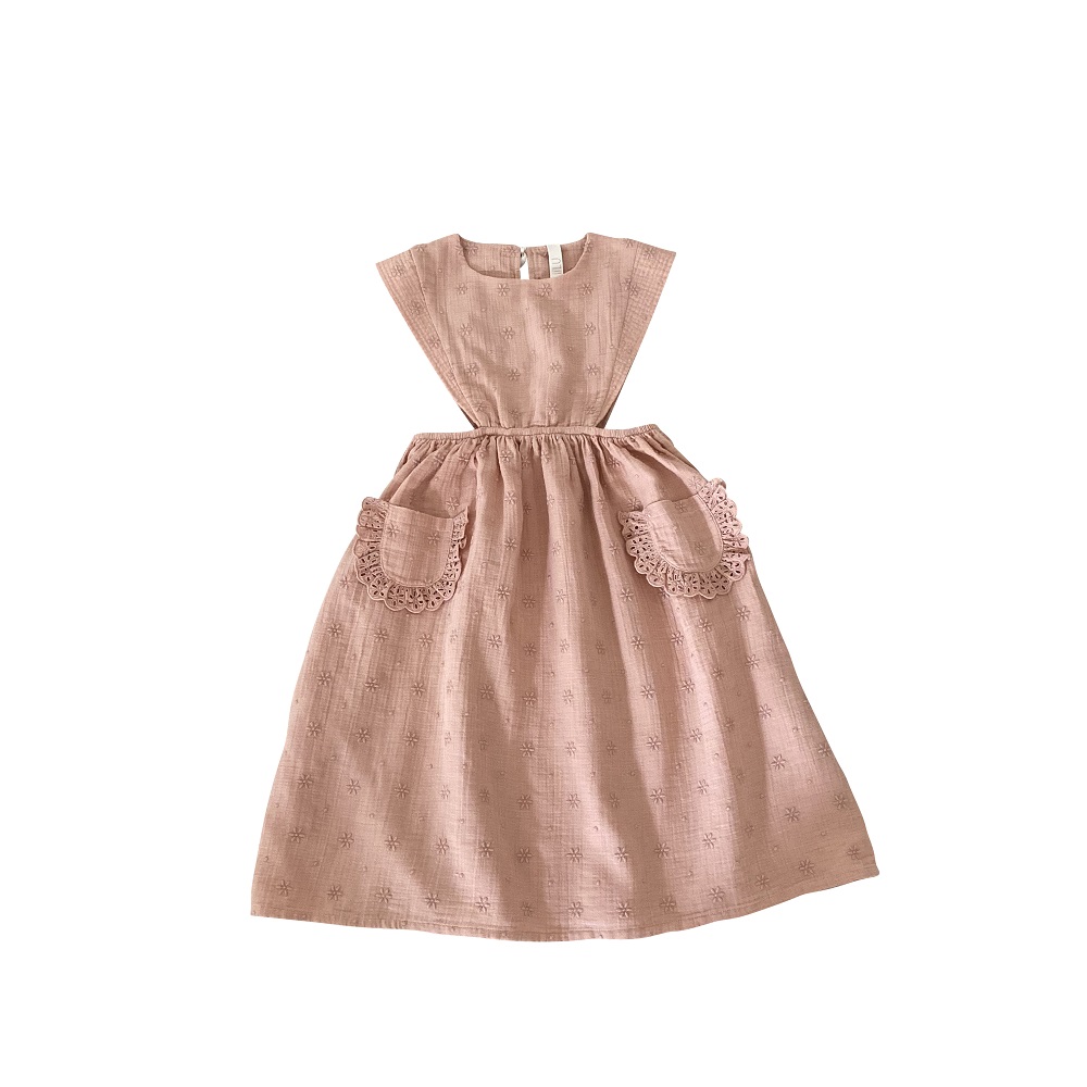 LiAW21_87_karla-apron_pink-sand Kinderkleid, rosa, florales Muster, ärmellos, runder Ausschnitt, zwei Fronttaschen mit Häkelborte.