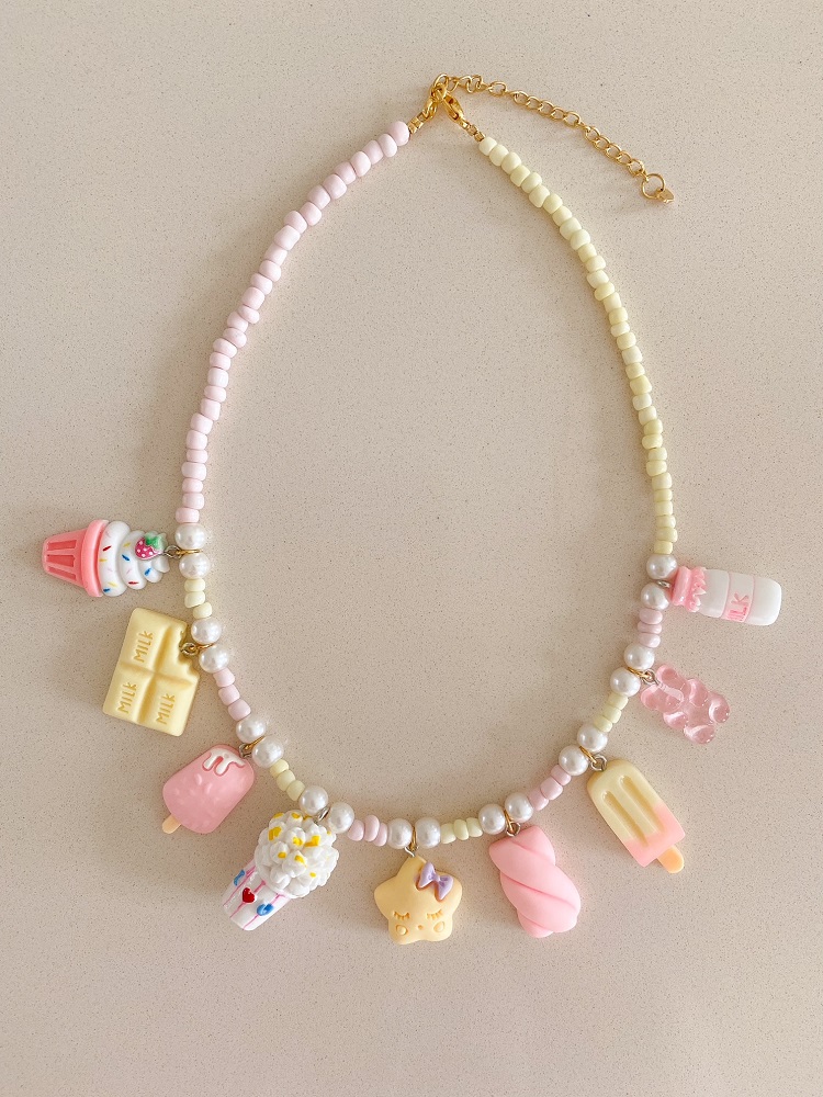 Perlenkette, rosafarbene und cremefarbene Perlen, goldener Verschluss, Anhänger: Cupcake, Milchtafel, Eis am Stiel, Popcorn, Bärchen, Marshmallow, Perlenakzente.