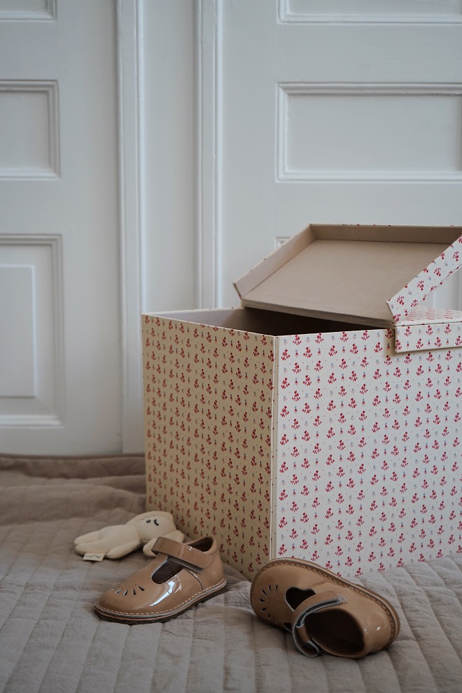 KS2838-BELLO-BOX-VINTAGE-FLORAL-RED-Extra-1 Beige Kinderschuhe aus Lackleder mit kleinem Lochmuster, Klettverschluss; große, geöffnete Aufbewahrungsbox, beige mit roten Blumenmustern; Paar weißer Handschuhe, ohne Aufdruck.