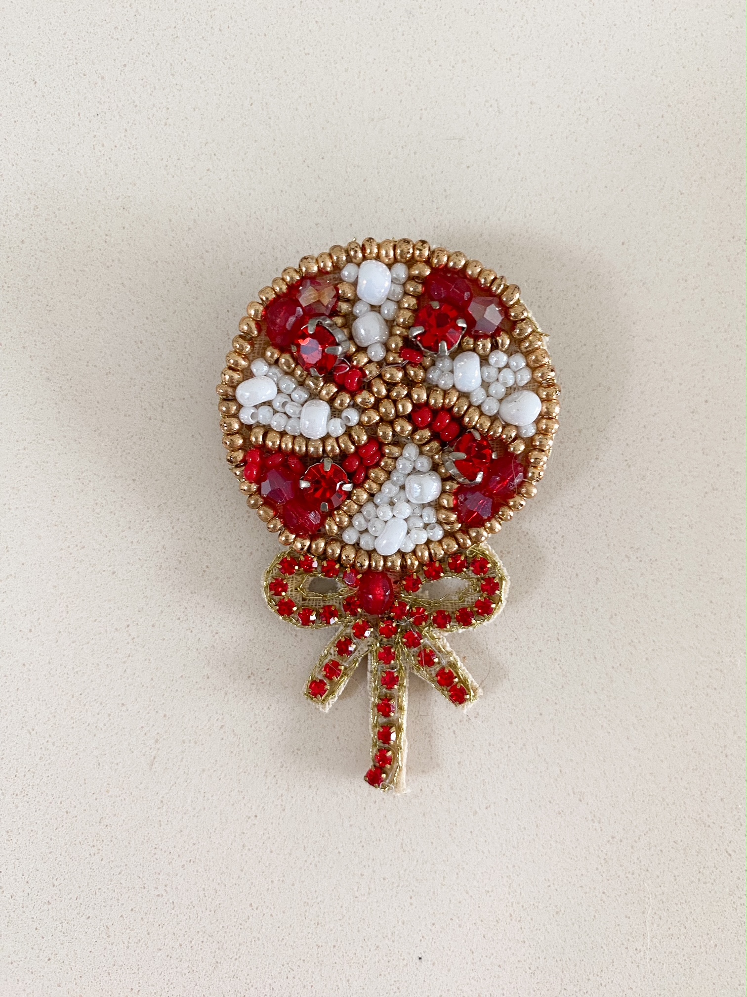 Anstecker aus Perlen Christbaumkugel