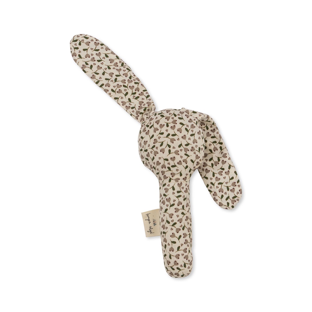 KS5921-BUNNY-HAND-RATTLE-MILK-TANK-Extra-1 Stofftier, Hase, cremefarben mit Blumenmuster, lange Ohren, Etikett mit Schriftzug.