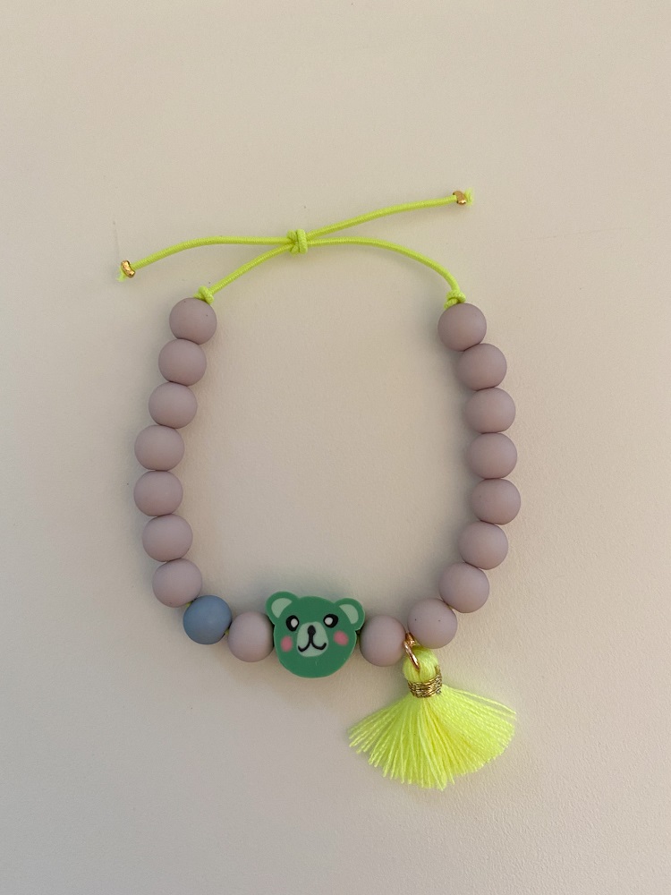IMG_5256 Perlenarmband, lila, grüner Bärenanhänger, gelbe Quaste, neon-gelbes Band.