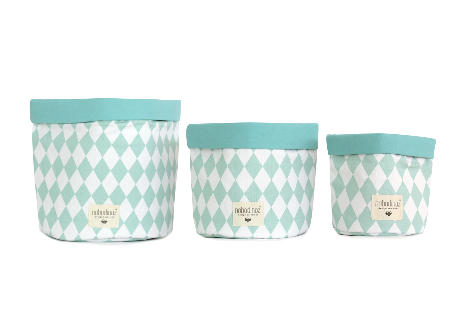 mambo-basket-3sizes-green-diamonds-nobodinoz Aufbewahrungskörbe, dreiteiliges Set, aquablaue und weiße Rauten, Label "nobodinoz", Stoff, verschiedene Größen.