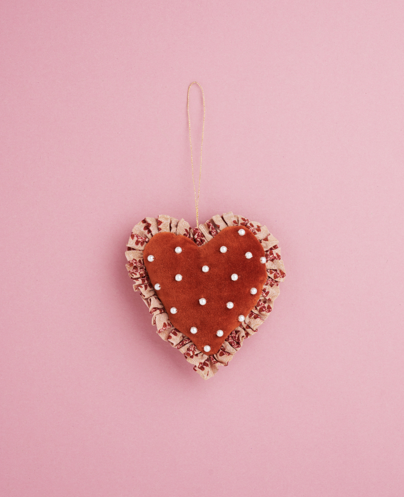 Velvet-Heart-Ornament-Single Herzförmige Weihnachtsdekoration, braun mit weißen Perlen, rote Musterung, Stoffkante, goldene Aufhängeschleife.